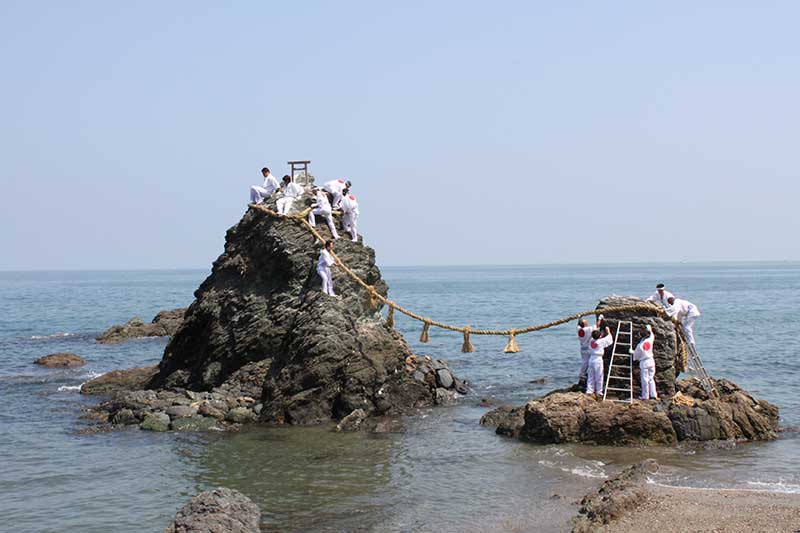 12月中旬の土日【二見興玉神社】夫婦岩　大注連縄張神事